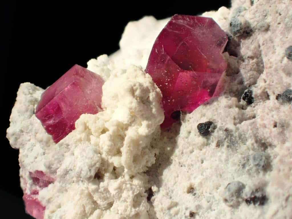 sirovi crveni beril spada u najskuplje drago kamenje